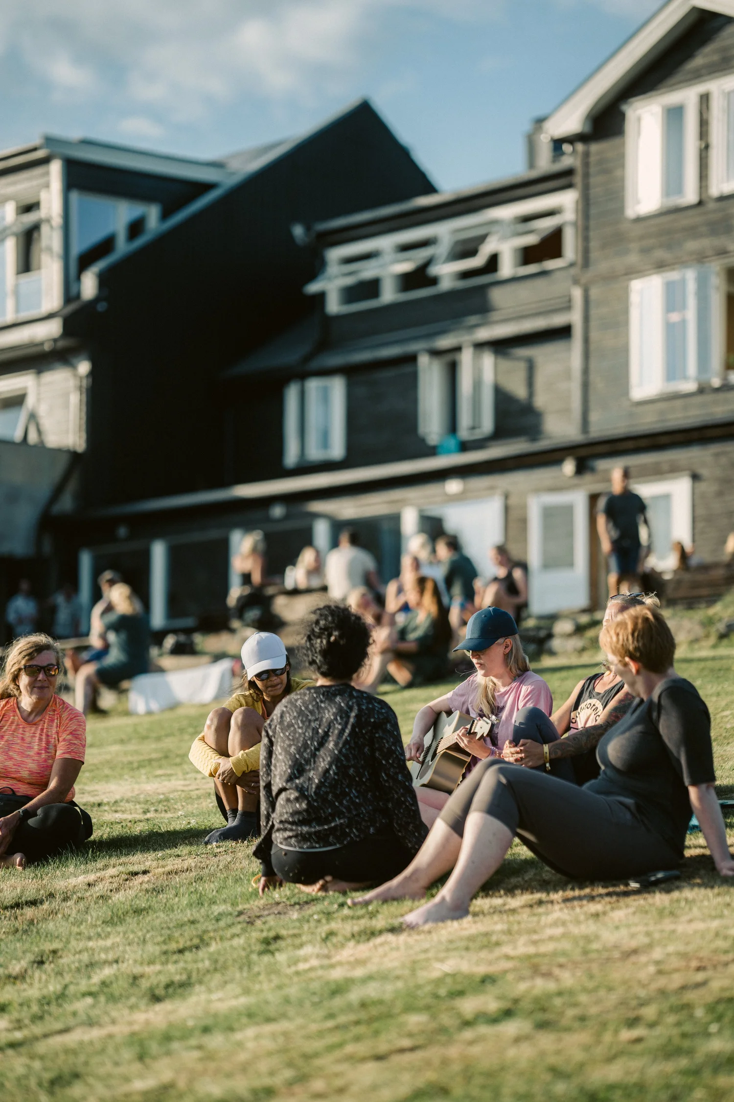 Festival life on the lawn at Nøsen